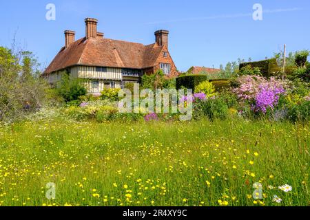 Großes Dixter-Haus, Frühlingsgarten und wilde Blumenwiese, East Sussex, Großbritannien Stockfoto