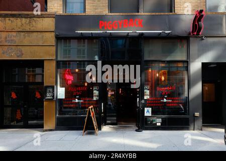 Huckepack von Pig & Khao, 140 W 30. St, New York, New York, New York, NYC, ein asiatisches Restaurant und Restaurant in Midtown Manhattan. Stockfoto
