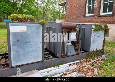 Außer Betrieb, Servel von Robur gasbetriebenen Klimaanlagen oder Absorptionswärmepumpen, mit Efeu auf Governors Island, New York Stockfoto