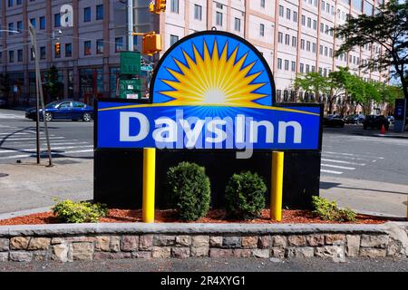 Ein beleuchtetes Days Inn-Schild am Hotelmotel in Long Island City, New York. Stockfoto