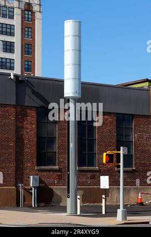 Ein LinkNYC Link5G 5G WLAN-Kiosk in Long Island City, Queens, New York. Die gigantischen 32-Fuß-Smartpole ersetzen ältere .. (Weitere Informationen) Stockfoto