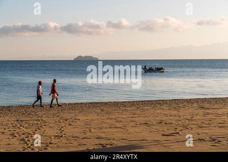 Fischer am Malawi-See. Morgenatmosphäre, Leute auf dem Weg zur Arbeit zu Fuß und mit dem Boot Stockfoto