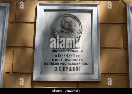 28. Mai 2023, Odessa, Ukraine: Der Teller auf dem Haus, in dem Puschkin lebte, ist mit der Inschrift ''der große russische Dichter A.S. Puschkin lebte und arbeitete in diesem Haus während seines Exils in den Jahren 1823-1824." Alexander Puschkin war ein russischer Dichter, Dramatiker und Schriftsteller der Romantik. Viele halten ihn für den größten russischen Dichter, und der Gründer der modernen russischen Literatur lebte 13 Monate lang in Odessa. Im Dezember 2022 wurde das Denkmal des Schriftstellers in einer schützenden Holzstruktur platziert. Puschkin-Denkmäler sind Teil des russischen Kolonialerbes, das ein ausländisches Cu auferlegt Stockfoto