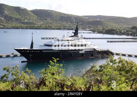 Superyacht Alfa Nero hat in der Falmouth Harbour Marina in Antigua festgemacht. Die Superyacht mit 81m $ (67m £), die angeblich dem sanktionierten russischen Oligarchen Andrey Guryev gehört, soll von der Regierung von Antigua und Barbuda versteigert werden, die behauptet, dass das Schiff seit der russischen Invasion der Ukraine im letzten Jahr in der Karibik verlassen wurde. Stockfoto