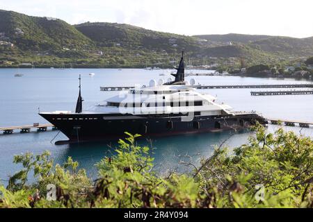 Superyacht Alfa Nero hat in der Falmouth Harbour Marina in Antigua festgemacht. Die Superyacht mit 81m $ (67m £), die angeblich dem sanktionierten russischen Oligarchen Andrey Guryev gehört, soll von der Regierung von Antigua und Barbuda versteigert werden, die behauptet, dass das Schiff seit der russischen Invasion der Ukraine im letzten Jahr in der Karibik verlassen wurde. Stockfoto