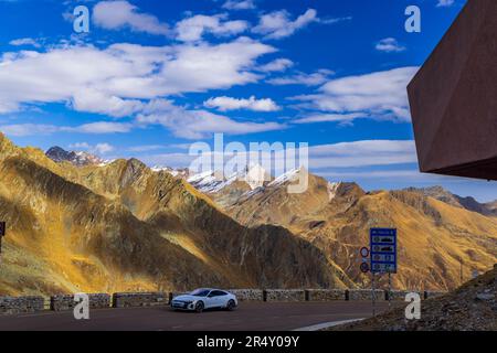 Passo Rombo, Timmelsjoch - Hochalpenstraße, die das Oetztal im österreichischen Bundesstaat Tirol mit dem Passeier-Tal in der italienischen Provinz Süd-T verbindet Stockfoto