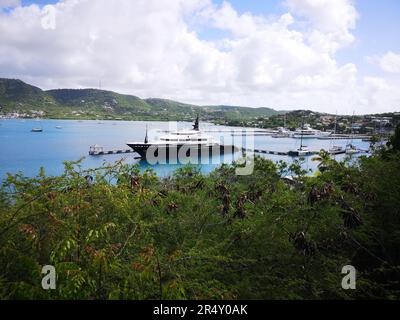 Superyacht Alfa Nero hat in der Falmouth Harbour Marina in Antigua festgemacht. Die Superyacht mit 81m $ (67m £), die angeblich dem sanktionierten russischen Oligarchen Andrey Guryev gehört, soll von der Regierung von Antigua und Barbuda versteigert werden, die behauptet, dass das Schiff seit der russischen Invasion der Ukraine im letzten Jahr in der Karibik verlassen wurde. Stockfoto