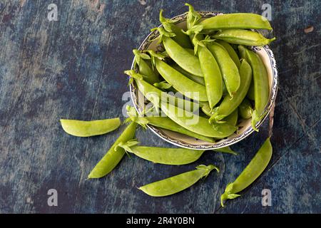 Frische grüne Schnapperbsen aus dem Garten. Stockfoto