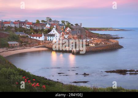 Malerischer, malerischer Sonnenuntergang über dem bezaubernden Fischerdorf Crail an der Küste und seinem Hafen in East Neuk, Fife, Schottland, Großbritannien. Stockfoto