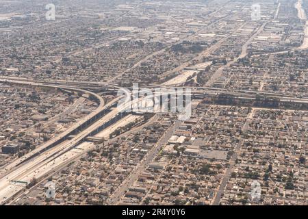 Tagsüber Luftaufnahme der 110 und der 105 Kreuzungen im Los Angeles County, Südkalifornien, USA, auch bekannt als Judge Harry Pregerson Interchange Stockfoto