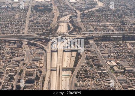 Tagsüber Luftaufnahme der 110 und der 105 Kreuzungen im Los Angeles County, Südkalifornien, USA, auch bekannt als Judge Harry Pregerson Interchange Stockfoto