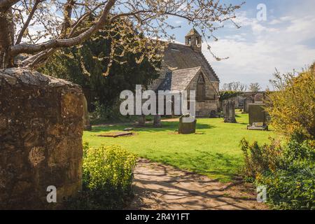 Historische, mittelalterliche Gemeinde St. Fillian's Church, die älteste stehende Kirche in Schottland, befindet sich im malerischen Dorf Aberdour, Fife, Großbritannien. Stockfoto