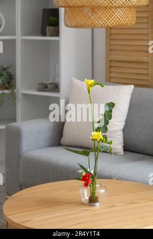 Wunderschönes Ikebana auf dem Couchtisch im Wohnzimmer Stockfoto