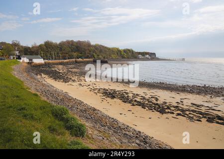 Sonniger Tag entlang der Küste des Fife Coastal Path am Black Sands Beach am Firth of Forth in Aberdour, Burntisland, Schottland, Großbritannien. Stockfoto
