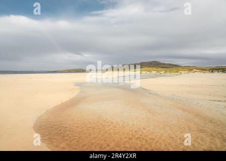 Seascape bei Ebbe am Sandstrand von Reef Beach auf der Isle of Lewis und Harris in den Äußeren Hebriden von Schottland, Großbritannien. Stockfoto
