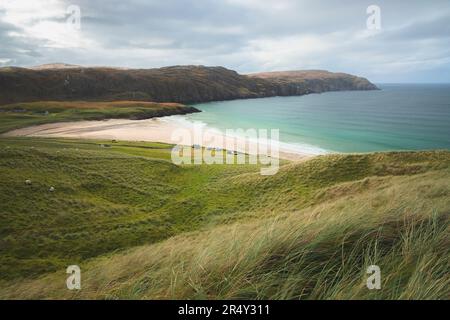 Wunderschöne Meereslandschaft über Landzunge und Sandbucht am Reef Beach auf der Isle of Lewis und Harris in den Äußeren Hebriden von Schottland, Großbritannien. Stockfoto