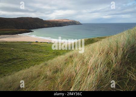 Wunderschöne Meereslandschaft über Landzunge und Sandbucht am Reef Beach auf der Isle of Lewis und Harris in den Äußeren Hebriden von Schottland, Großbritannien. Stockfoto