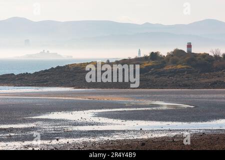 Moody, neblige Aussicht bei Ebbe vom Silversands Beach in Aberdour, Fife, Großbritannien, über den Firth of Forth nach Edinburgh und die Pentland Hills in Schottland. Stockfoto