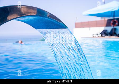 Leeren Swimmingpool mit Wasserfall Jet und Jacuzzi in Aktion Stockfoto