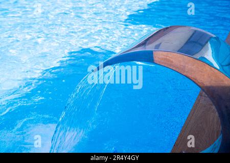 Leeren Swimmingpool mit Wasserfall Jet und Jacuzzi in Aktion Stockfoto