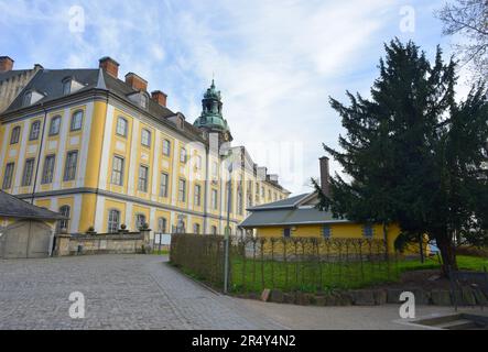 Heidecksburger Palast in Rudolstadt, Blick auf die deutsche Fassade und ein kleines Teehaus Stockfoto