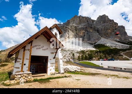 Lagazuoi und die Kirche am Falzarego-Pass (an der Fassade der Kirche schreibt der lateiner: „Meine Seele vergrößert den Herrn“) Stockfoto