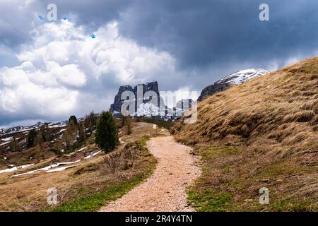 Wanderweg in den dolomiten am Falzarego Pass Stockfoto