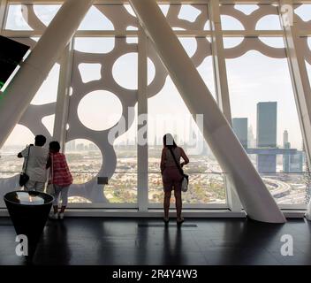 Die Menschen blicken auf das Stadtbild von der Aussichtsplattform des Dubai Frame, Dubai, Vereinigte Arabische Emirate Stockfoto