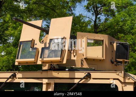 Bräunung eines schweren Geschützgewehrs auf einem gepanzerten HMMWV (Humvee) Stockfoto