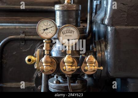 Klassische Dampfdruckmessgeräte und -Ventile in industrieller Umgebung Stockfoto