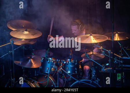 Thomas Caser spielt Schlagzeug. Visionen von Atlantis. Lissabon, Portugal, 10. April 2023 Stockfoto