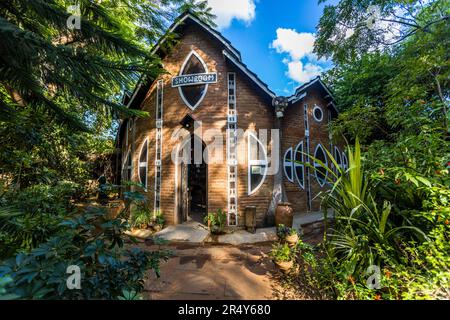 Das mit "Showroom" gekennzeichnete Backsteingebäude beherbergt den Verkaufsraum des Kungoni-Kultur- und Kunstzentrums in Mua, Dedza, Malawi. Stockfoto