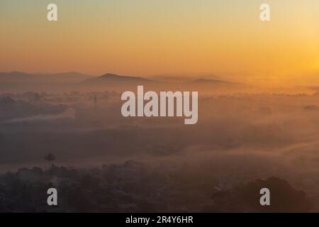 Sonnenaufgang in Kayah Hills Stockfoto