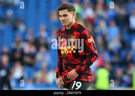 Julián Álvarez bereitet sich vor dem Spiel gegen Brighton & Hove Albion im AMEX-Stadion für den Manchester City FC vor Stockfoto