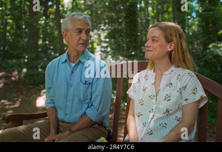 VERÖFFENTLICHUNGSDATUM: 24. Januar 2023. TITEL: Ein kleines Gebet. STUDIO: Sony Pictures. DIREKTOR: Angus MacLachlan. EIN Mann versucht, seine Schwiegertochter zu beschützen, wenn er herausfindet, dass sein Sohn eine Affäre hat. DAVID STRATHAIRN als Bill, JANE LEVY als Tammy. (Kreditbild: © Sony Pictures/Entertainment Pictures/ZUMAPRESS.com) NUR REDAKTIONELLE VERWENDUNG! Nicht für den kommerziellen GEBRAUCH! Stockfoto