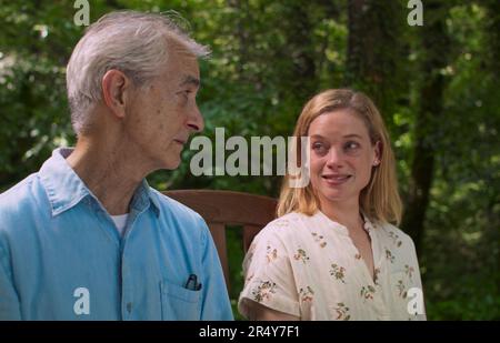 VERÖFFENTLICHUNGSDATUM: 24. Januar 2023. TITEL: Ein kleines Gebet. STUDIO: Sony Pictures. DIREKTOR: Angus MacLachlan. EIN Mann versucht, seine Schwiegertochter zu beschützen, wenn er herausfindet, dass sein Sohn eine Affäre hat. DAVID STRATHAIRN als Bill, JANE LEVY als Tammy. (Kreditbild: © Sony Pictures/Entertainment Pictures/ZUMAPRESS.com) NUR REDAKTIONELLE VERWENDUNG! Nicht für den kommerziellen GEBRAUCH! Stockfoto