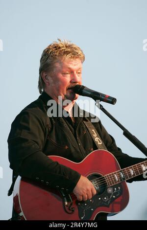 Joe Diffie, 47, tritt am Donnerstag, den 8. Juni 2006, bei einem Konzert auf der RECC-Jahrestagung in South Kentucky auf der Farm der Koop in der Nähe von Nancy, Pulaski County, KY, USA auf. Diffie stammt aus Tulsa, OK, und ist ein vielseitiger, neotraditioneller Country-Sänger, Songwriter und Musiker, bekannt für die besten Billboard Hot Country-Songs wie „Pickup man“, „If the Devil Danced (in empty Pockets)“, „Home“, „Third Rock from the Sun“ und „Greater than the Beatles“. (APEX MediaWire Foto von Billy Suratt) Stockfoto