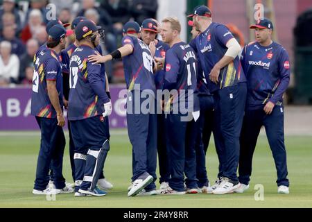 Simon Harmer von Essex feiert mit seinen Teamkollegen, nachdem er das Wicket von Miles Hammond während Essex Eagles vs Gloucestershire, Vitality Blast T, mitgenommen hat Stockfoto