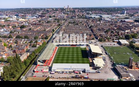 Luftaufnahme des derzeit benannten LNER Stadions (für Sponsoring), Heimstadion des Lincoln City FC. Die Lincoln Cathedral ist im Hintergrund zu sehen. Der Boden ist besser bekannt als Sincil Bank Stockfoto