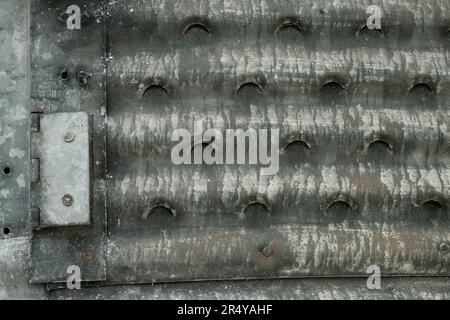 Glänzendes Scharnier auf rostenden, verzinkten Metallkonstruktionen Stockfoto