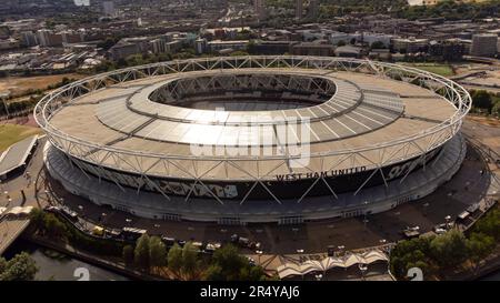 Das London Stadium, Heimstadion des West Ham United FC, aus der Vogelperspektive Stockfoto