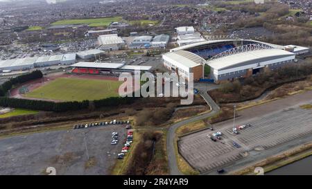 Die Robin Park Arena, Heimat von Wigan Harriers AC, aus der Vogelperspektive. Neben dem DW Stadium befindet sich das Wigan Athletic FC Stockfoto