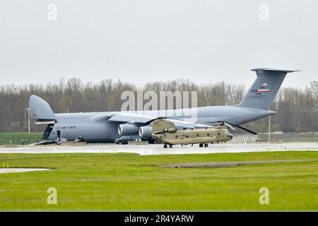 C-5M Galaxy entlädt Fracht auf der Selfridge Air National Guard Base während der Übung Eastern Nexus 23 im Norden Michigans. Stockfoto