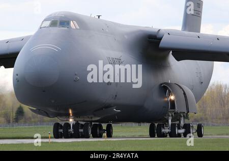 Ein C-5M Super Galaxy-Schwertransport vom 337. Airlift-Geschwader des 439. Airlift-Flügels am Westover Air Reserve Base, Massachusetts, Taxis am Selfridge Air National Guard Base am 4. Mai 2023. Die Selfridge Air National Guard Base ist eine wichtige strategische Ressource für alle US-amerikanischen und konzertierten US-amerikanischen Luftwaffenstützpunkte, von schweren Transporten bis hin zu Flugzeugen mit naher Luftunterstützung. Sie verfügt über eine 9.150 Meter lange Start- und Landebahn und hochgradig anpassbare Fracht-, Treibstoff- und Waffenladeressourcen. Stockfoto
