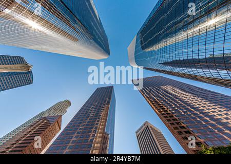 Los Angeles, USA - 27. Juni 2012: Perspektive des Wolkenkratzers in der Innenstadt von Los Angeles. Stockfoto