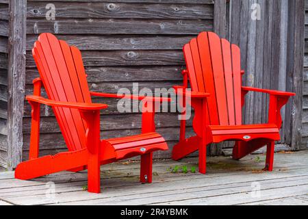 Zwei rote Stühle in der Britannia Shipyard in Steveston, British Columbia, Kanada Stockfoto