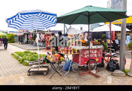 Obststand an der Promenade, Fußgängerzone am Meer, Frauen, die frisches Obst an Touristen in Batumi, Georgia, verkaufen Stockfoto