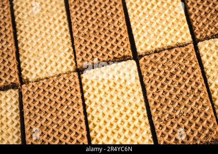 Hintergrund von Kakaopulver. Süße Mischung aus hellen und dunklen Waffeln. Stockfoto