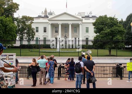 Leute versammeln sich vor dem Weißen Haus in Washington DC Stockfoto