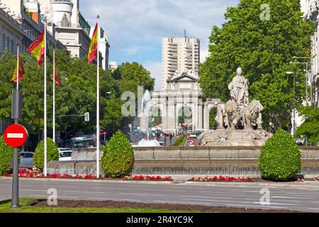 Madrid, Spanien - Juni 06 2018: Der Springbrunnen von Cybele (auf Spanisch, Fuente de Cibeles) mit der Tür von Alcalá (spanische Puerta de Alcalá) im Backgro Stockfoto